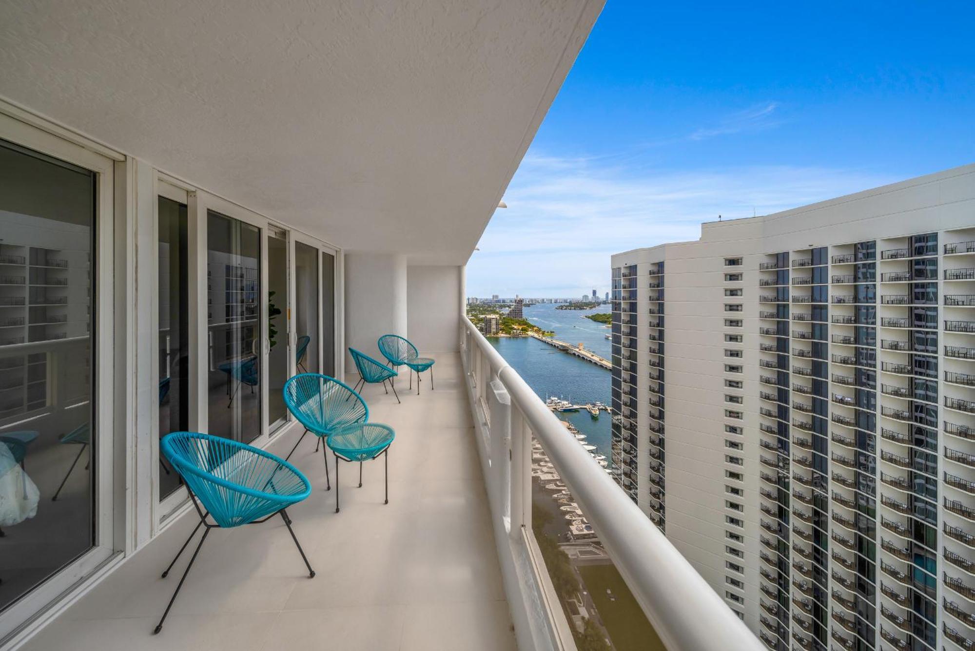 4 Bedroom With Stunning Balcony View Apartment