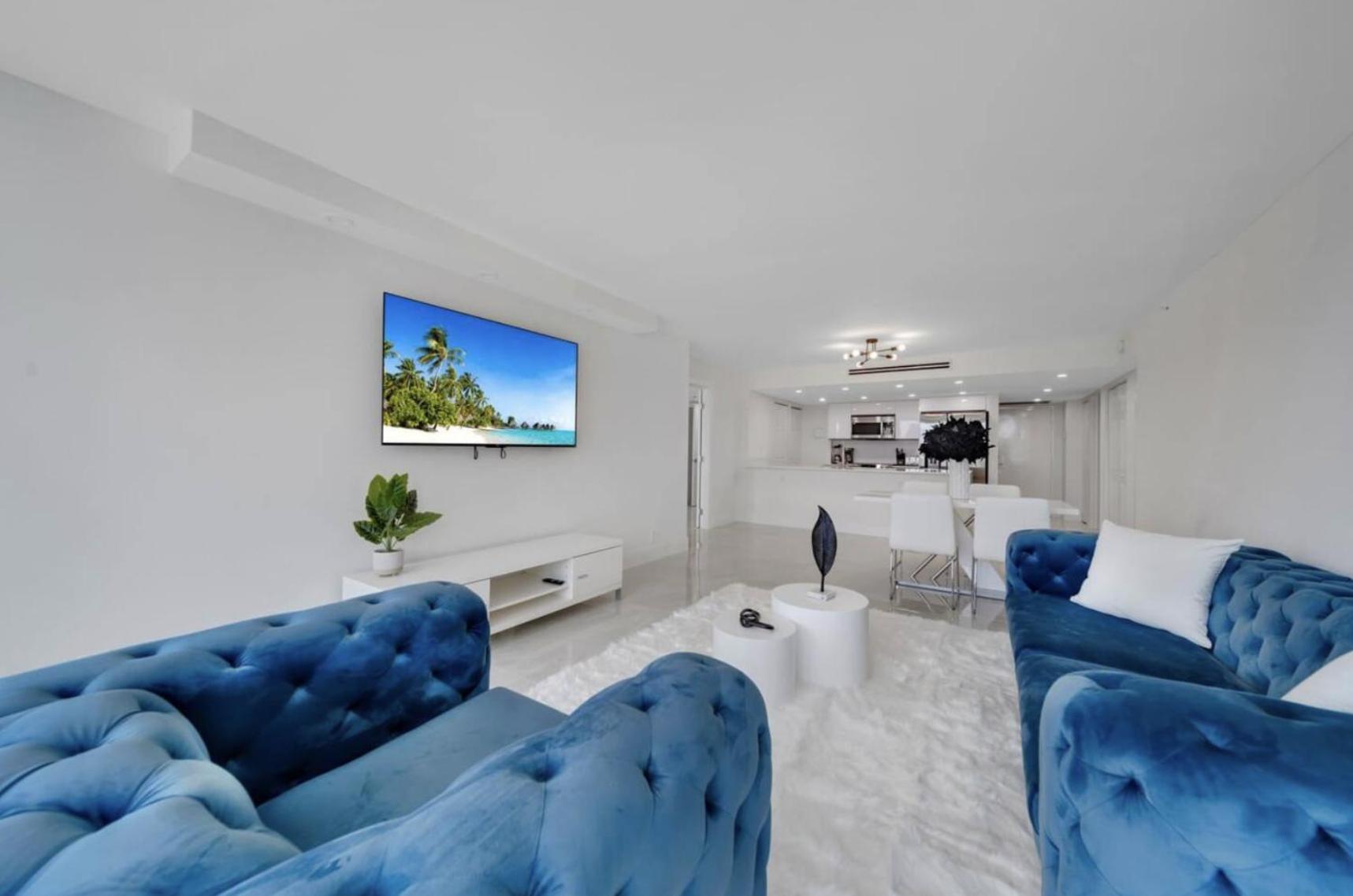 4 Bedroom With Stunning Balcony View Apartment *