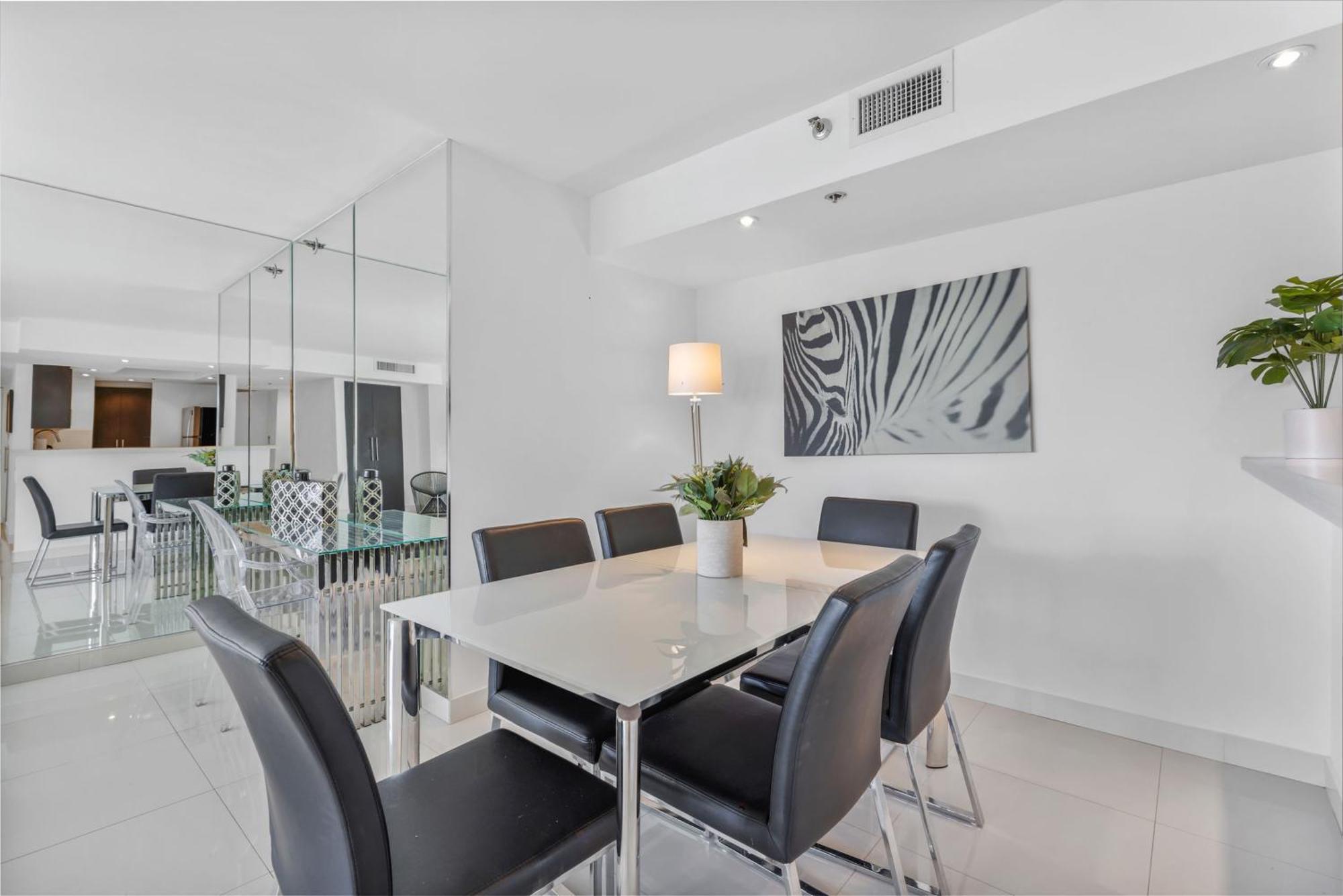 4 Bedroom With Stunning Balcony View Apartment