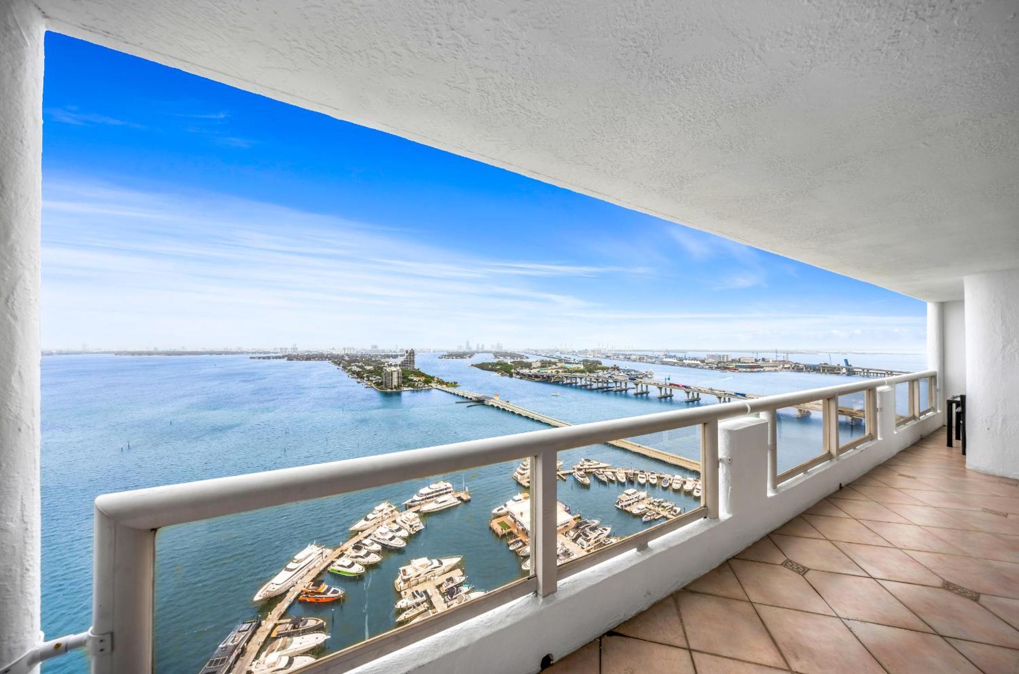 4 Bedroom With Stunning Balcony View *