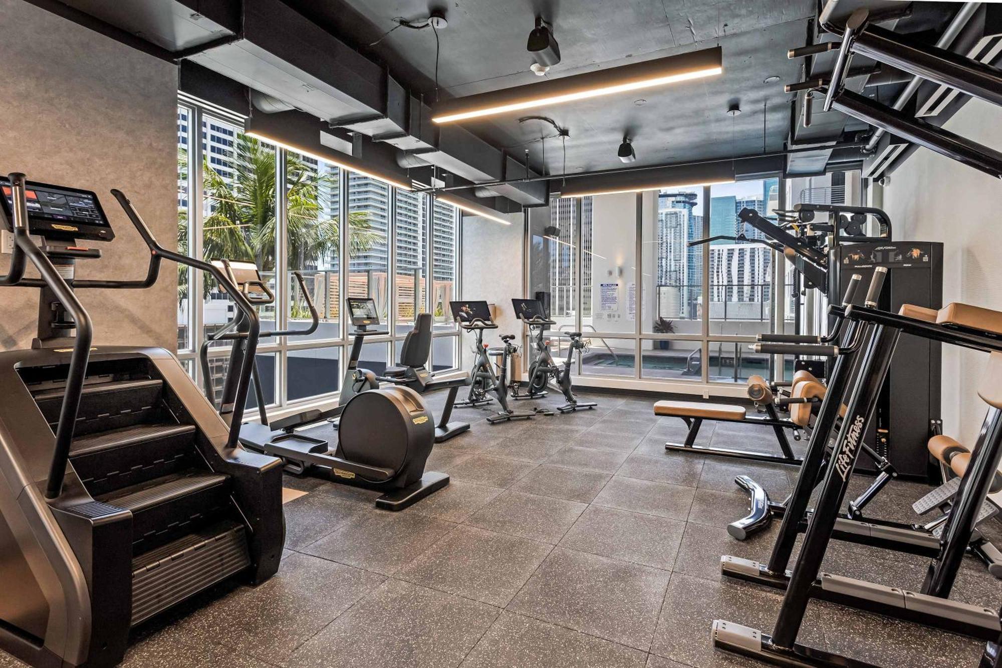 Huge Pool & Gym - Explore Miami's Heat Apartment