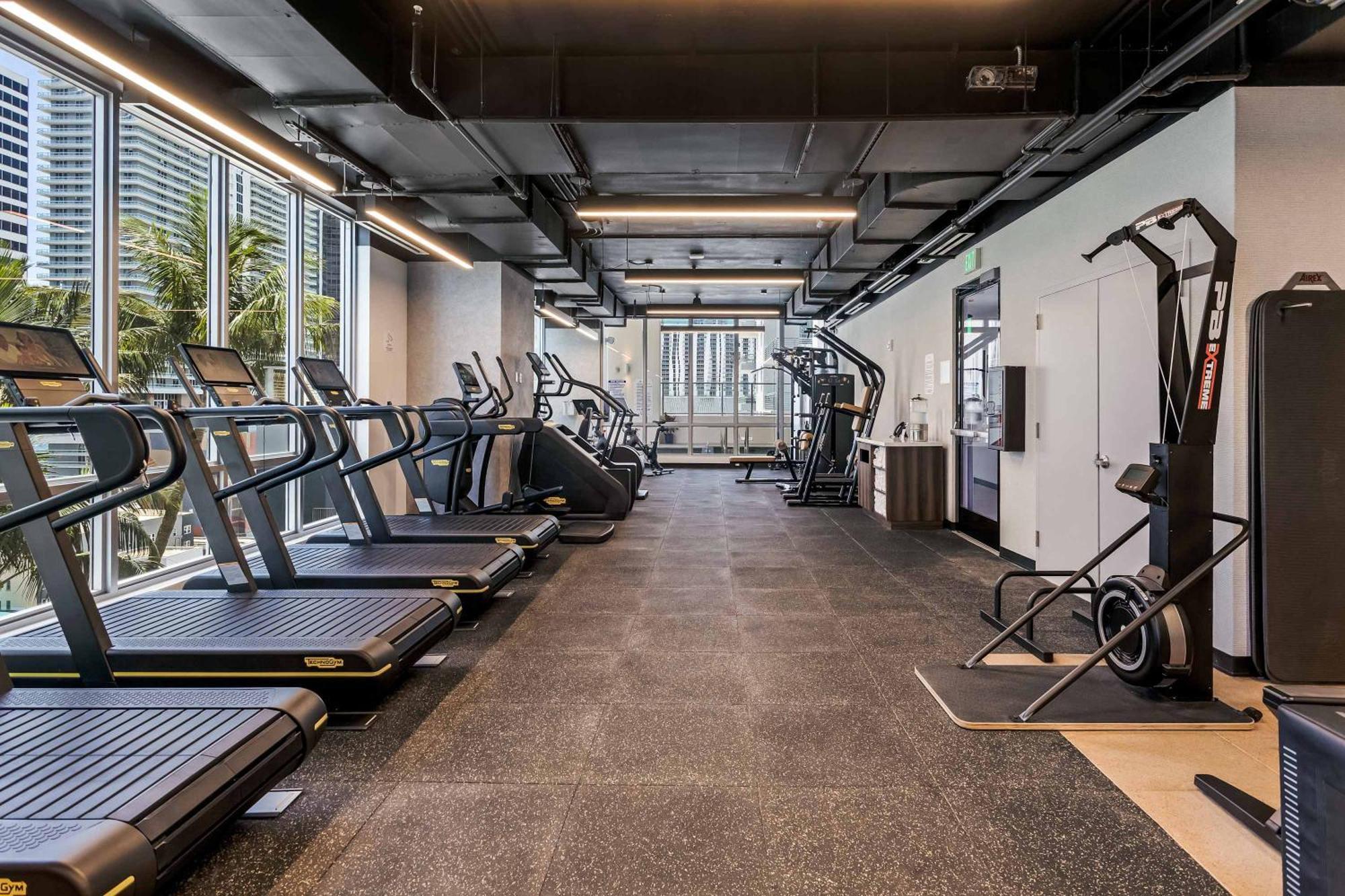 Apartment Huge Pool & Gym - Explore Miami's Heat
