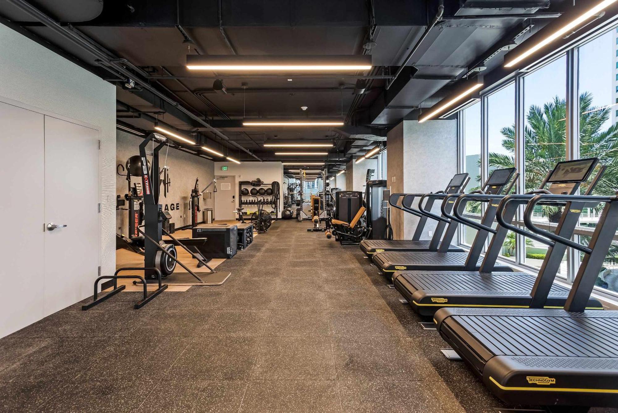 Apartment Huge Pool & Gym - Explore Miami's Heat *