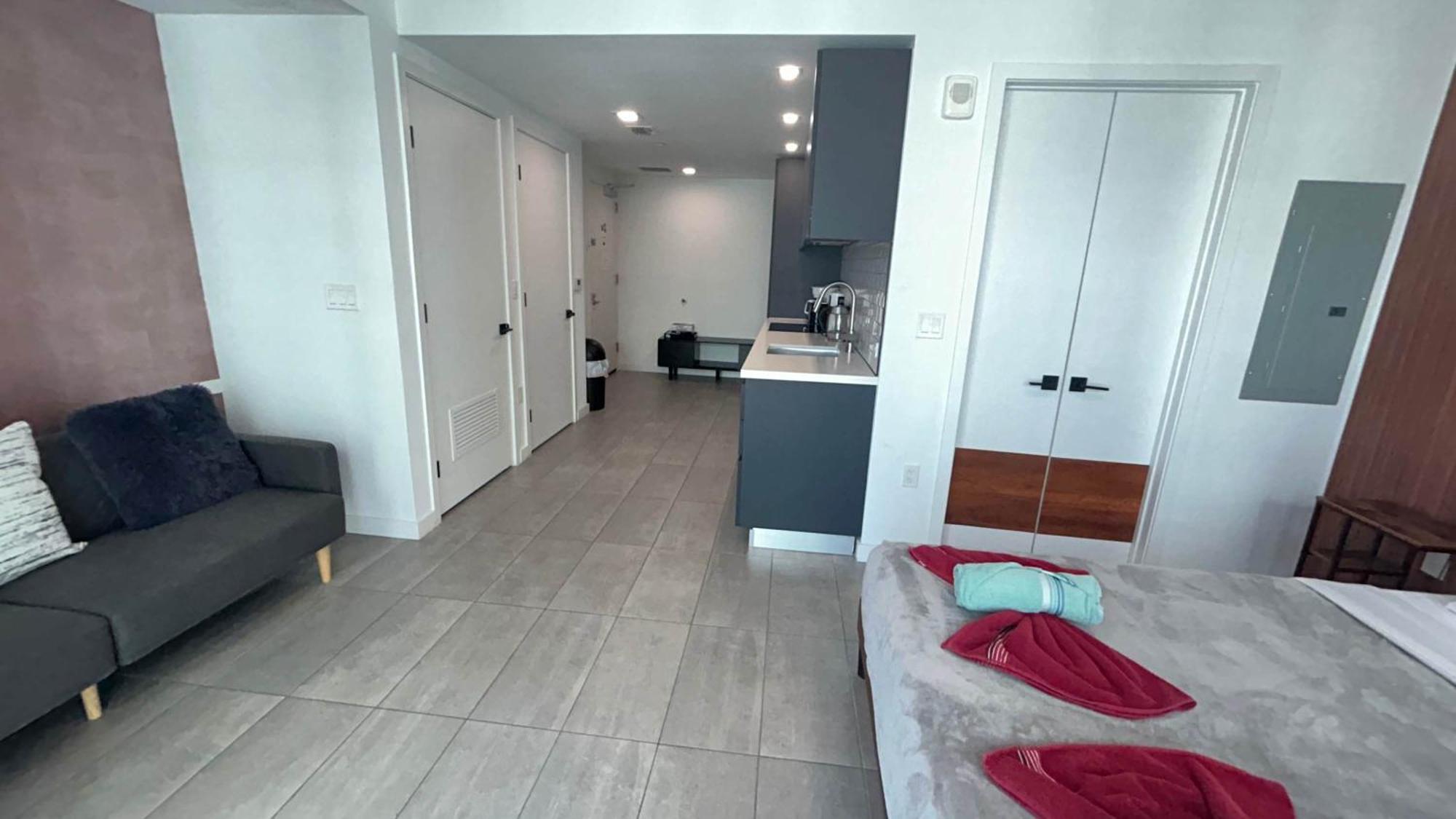 Apartment Huge Pool & Gym - Explore Miami's Heat *