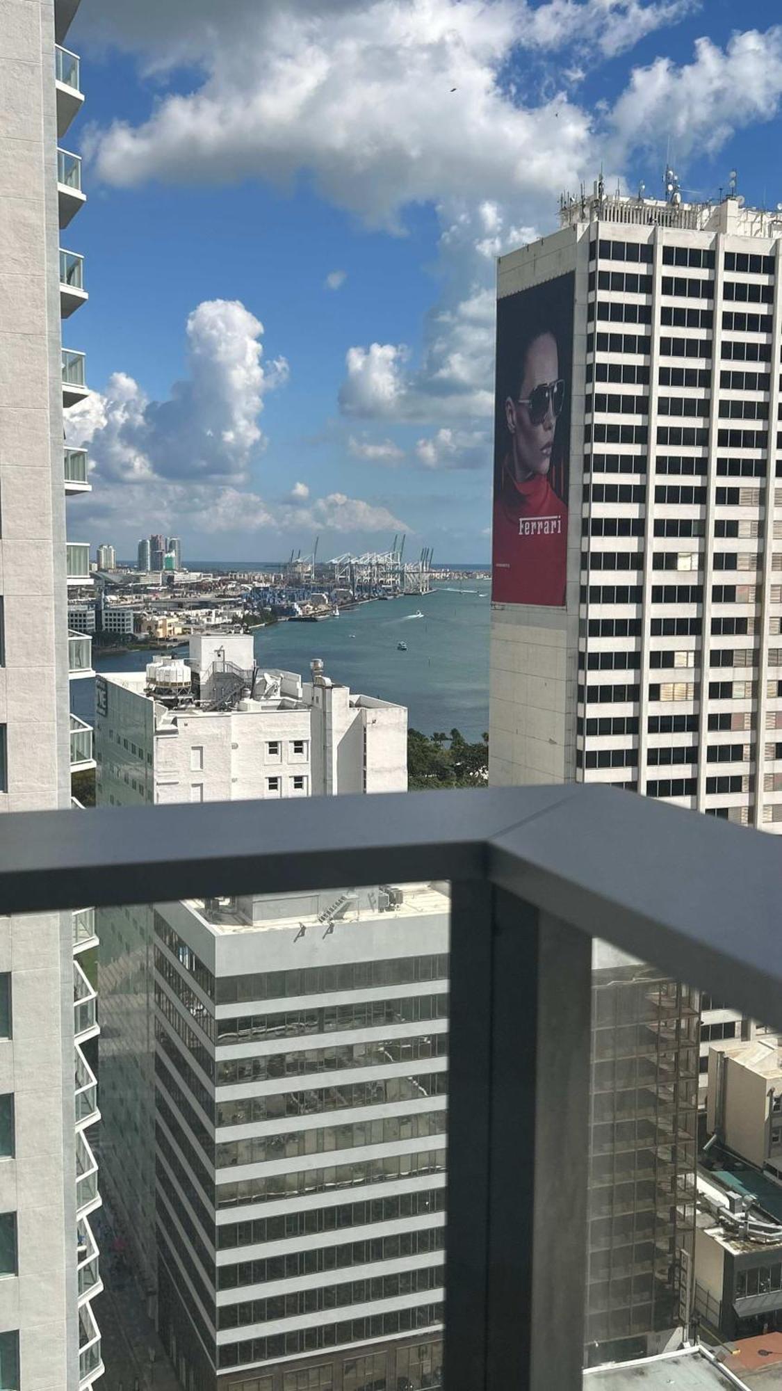 Huge Pool & Gym - Explore Miami's Heat Apartment Miami