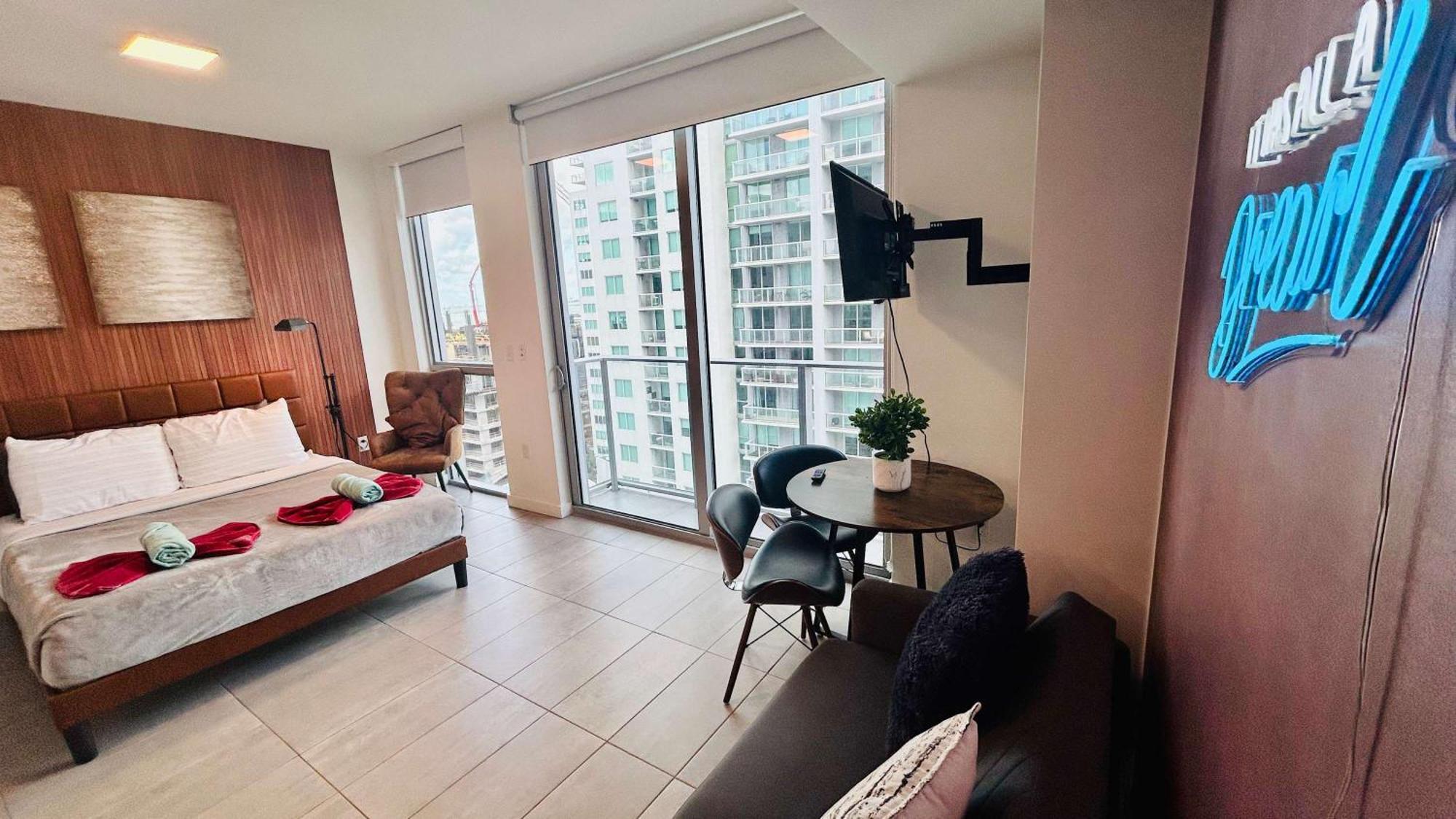 Huge Pool & Gym - Explore Miami's Heat Miami