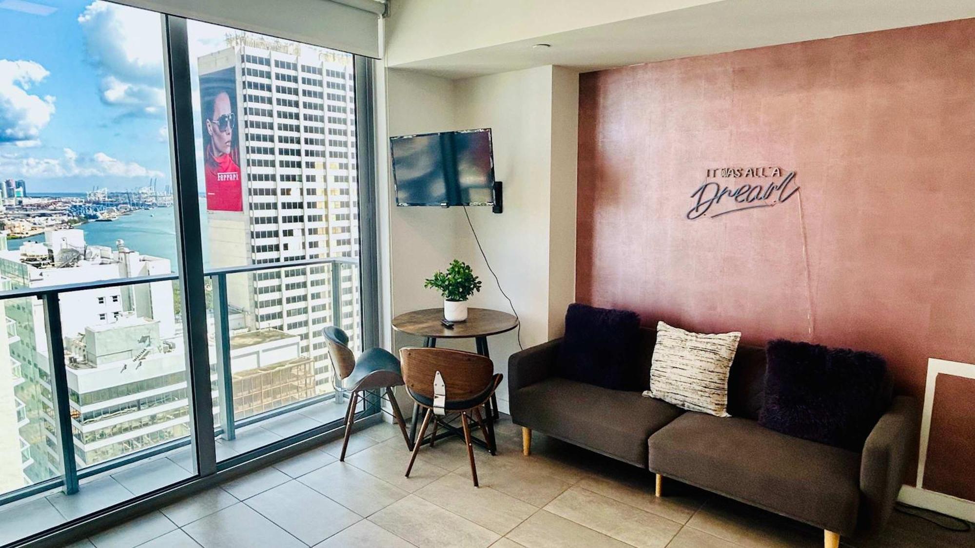 Huge Pool & Gym - Explore Miami's Heat Apartment