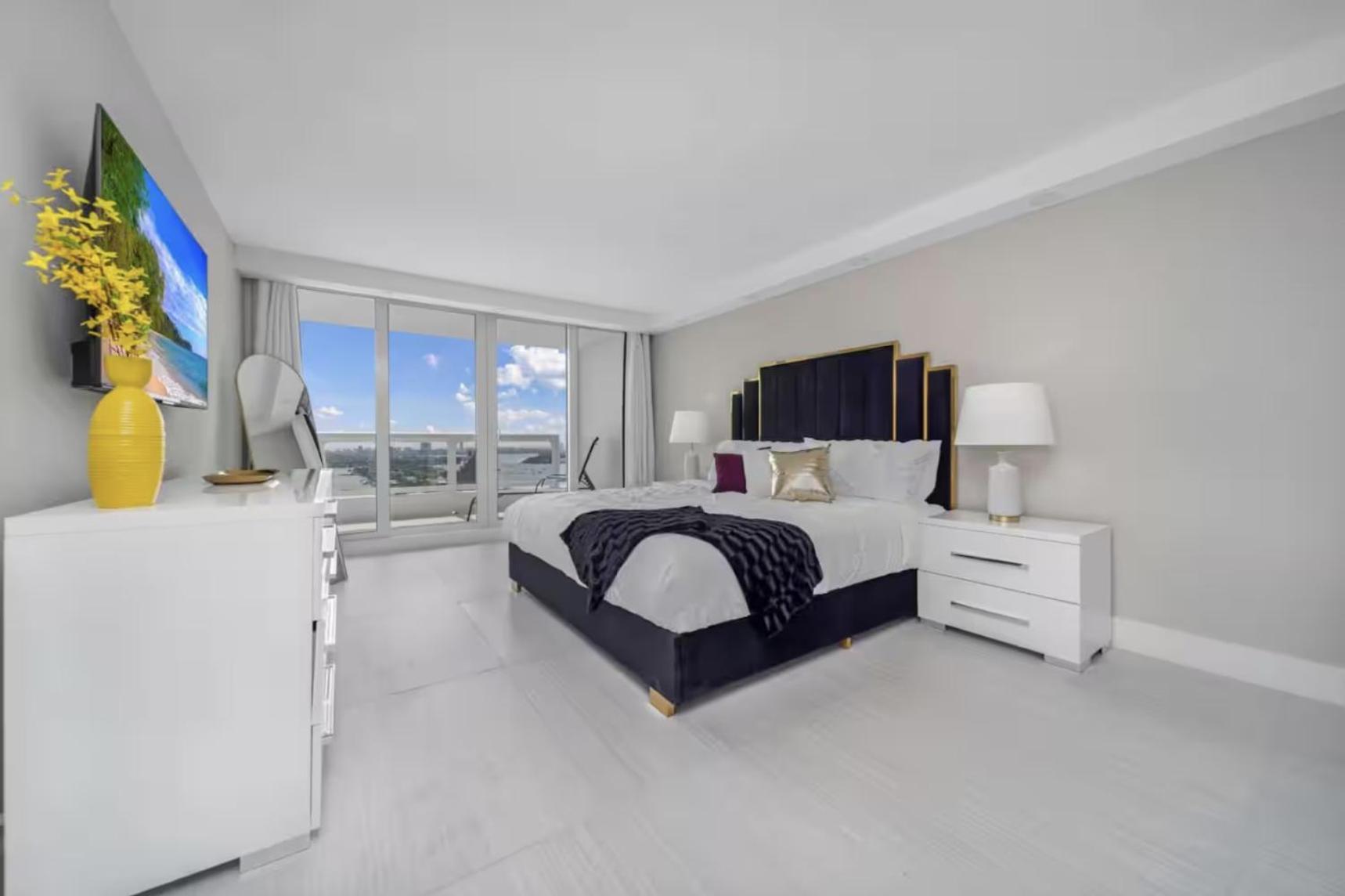 4 Bedroom With Stunning Balcony View *