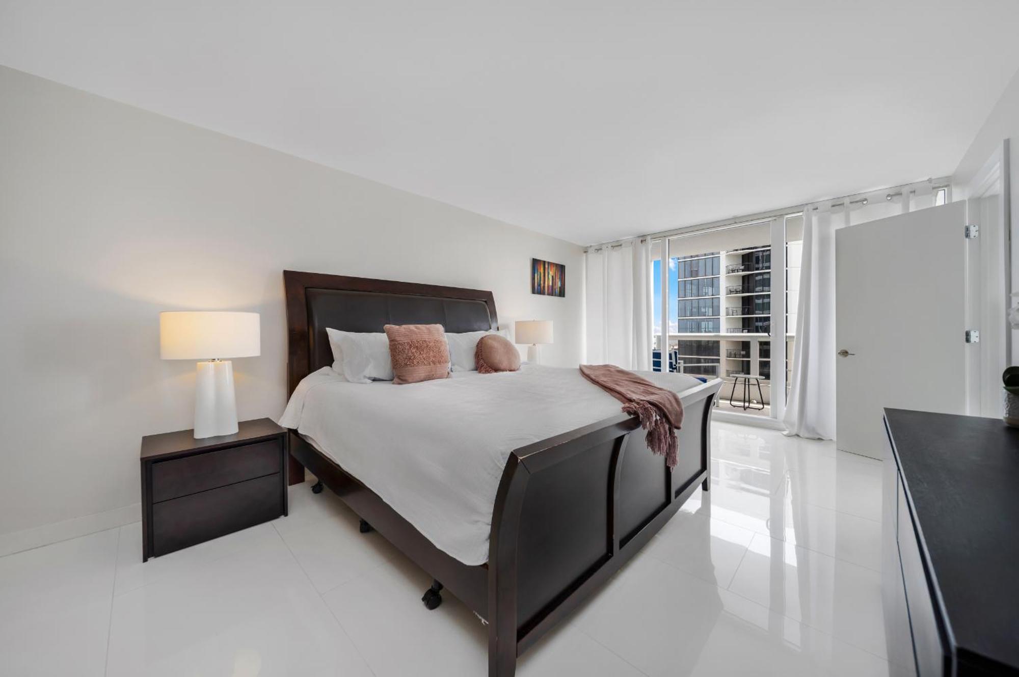 4 Bedroom With Stunning Balcony View * Miami