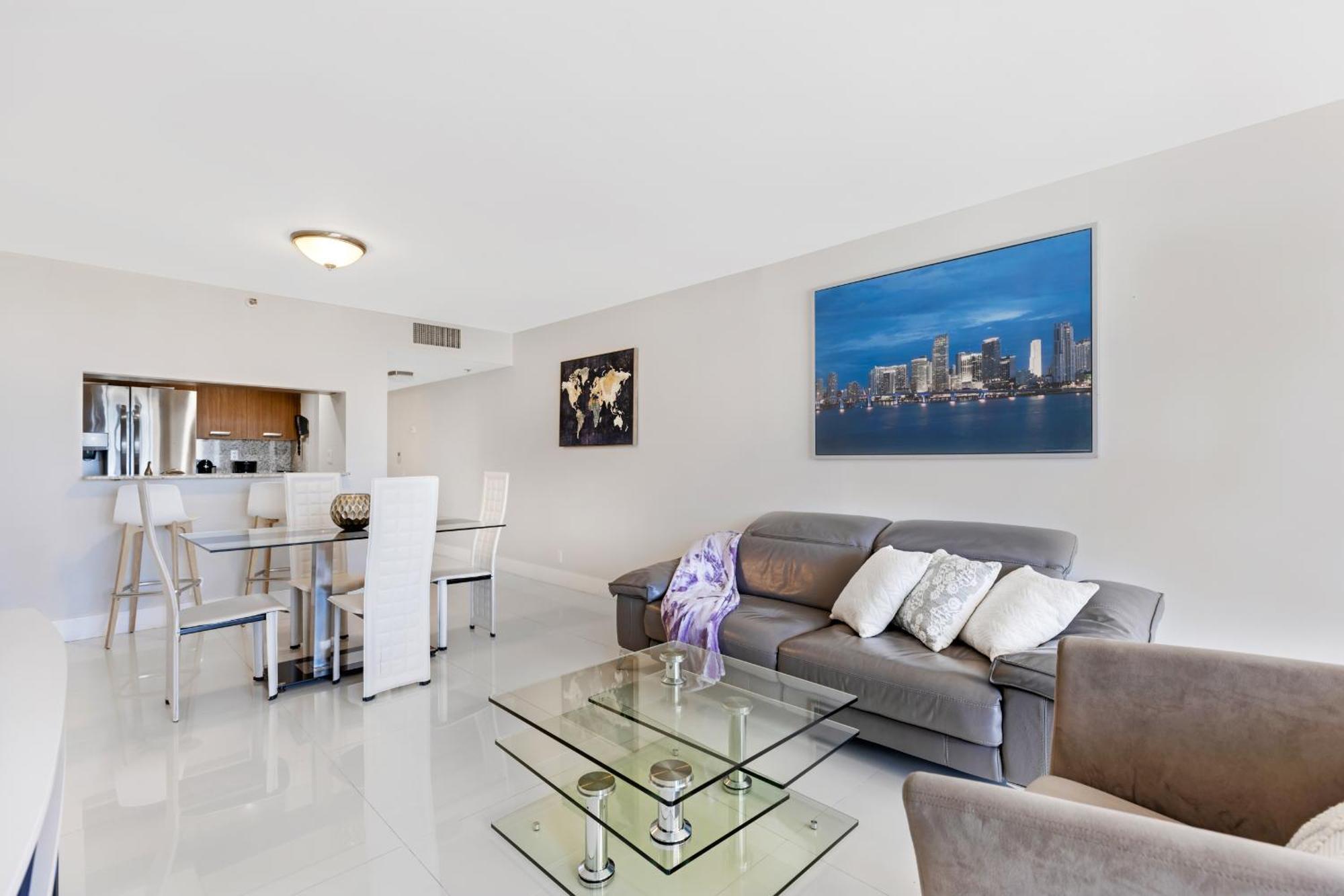 Apartment 4 Bedroom With Stunning Balcony View *