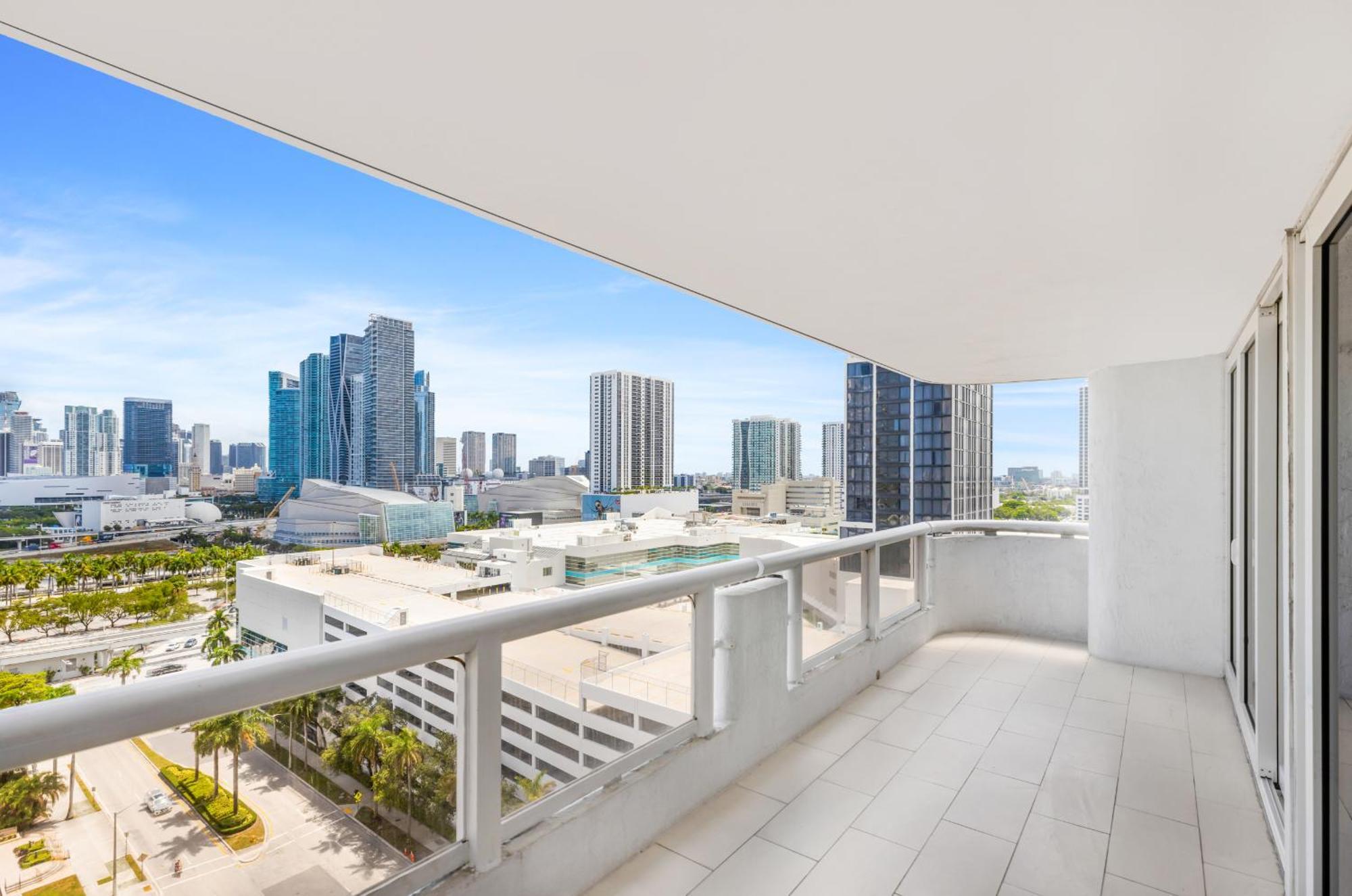 4 Bedroom With Stunning Balcony View Miami
