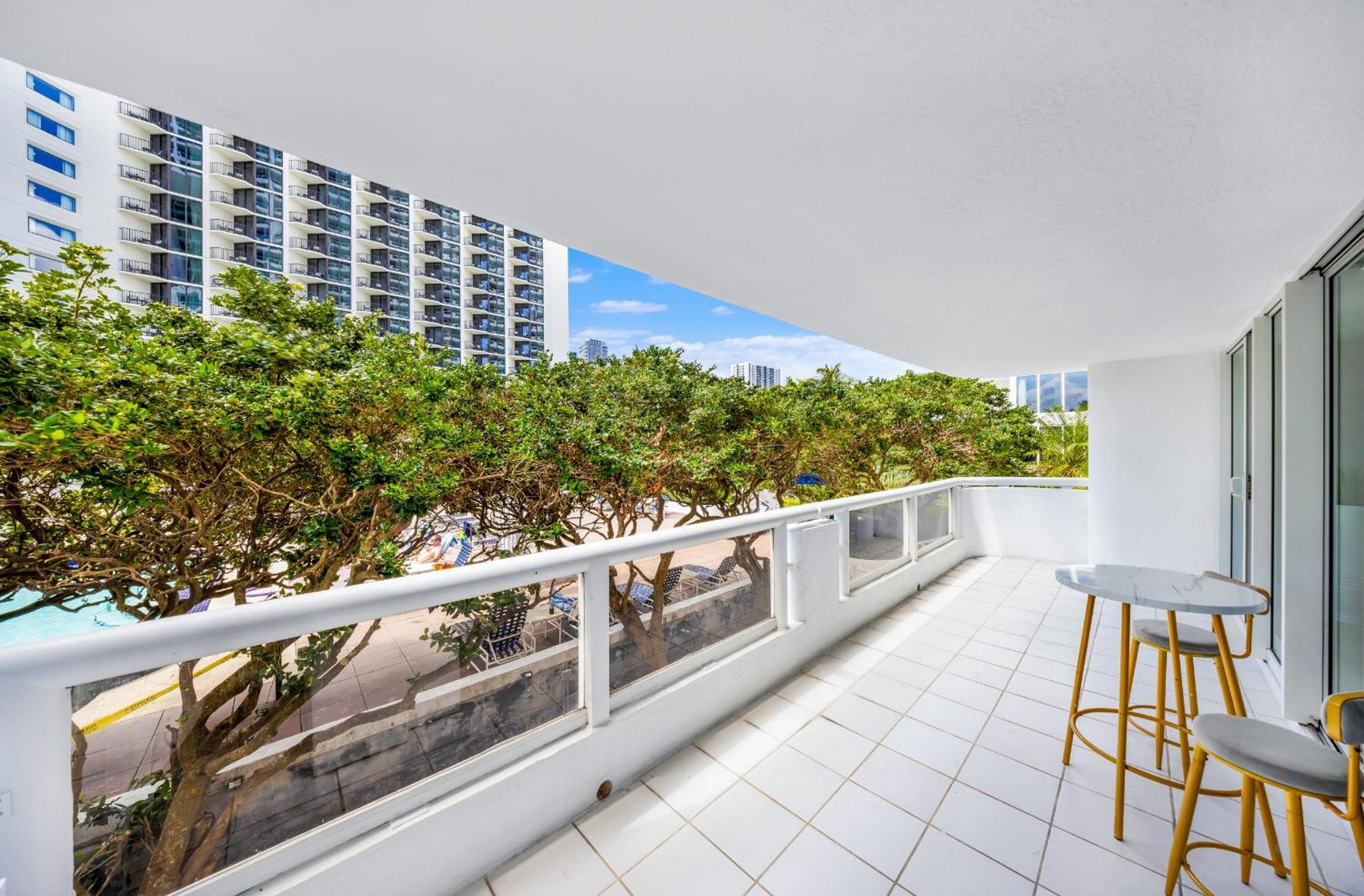 Apartment 4 Bedroom With Stunning Balcony View *